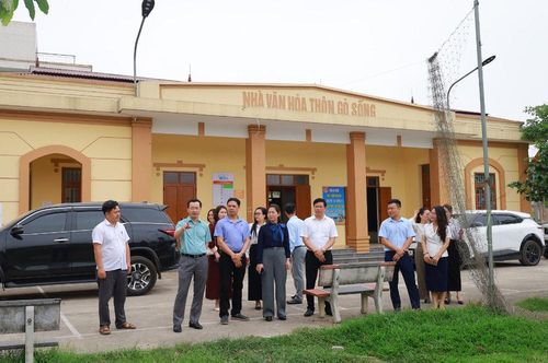 Đoàn công tác Sở Văn hóa và Thể thao Hà Nội khảo sát các thiết chế văn hóa cơ sở tại xã Suối Hai. Ảnh: Minh Phương