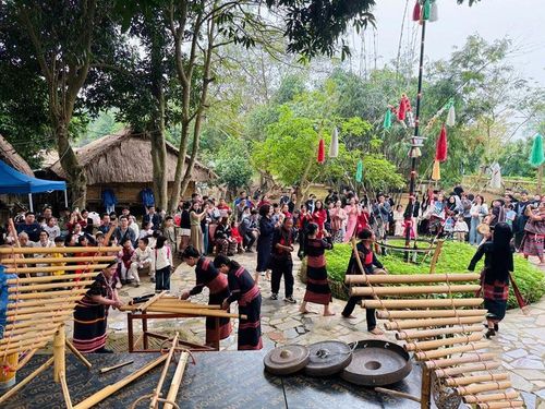Du khách trải nghiệm các nét văn hóa độc đáo của cộng đồng các dân tộc tại Làng Văn hóa - Du lịch các dân tộc Việt Nam. Ảnh: Quyên Hoàng