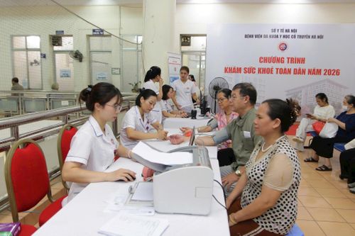 Bác sĩ, nhân viên y tế Bệnh viện Đa khoa Y học cổ truyền Hà Nội tổ chức khám sức khỏe miễn phí cho người dân phường Nghĩa Đô. Ảnh: Duy Tân