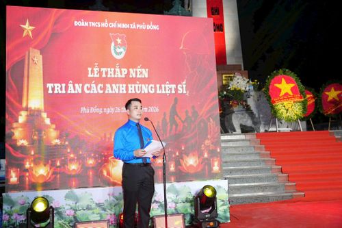 Anh Nguyễn Văn Tú, Phó Chủ tịch Ủy ban MTTQ xã, Bí thư Đoàn Thanh niên xã Phù Đổng phát biểu. Ảnh: Nguyễn Sơn