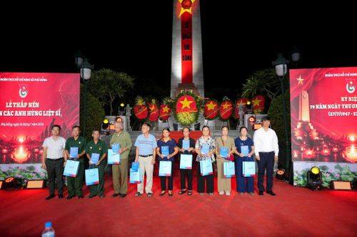 Ông Nguyễn Đức Thể, Chủ tịch Ủy ban MTTQ xã trao tặng quà cho thân nhân các gia đình chính sách trên địa bàn. Ảnh: Nguyễn Sơn