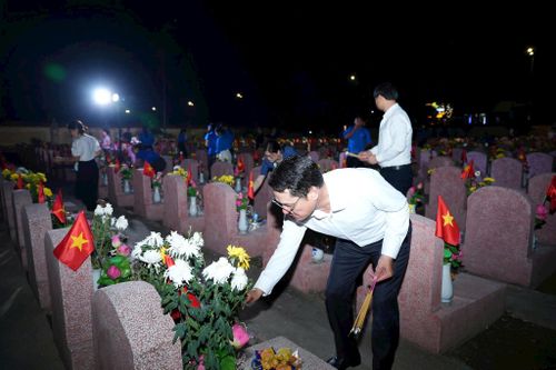 Ông Đào Đức Minh, Phó Bí thư Đảng ủy, Chủ tịch UBND xã thắp nến, tri ân các AHLS. Ảnh: Nguyễn Sơn