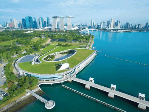 Toàn cảnh đập nước đa năng đầu tiên nằm ngay giữa trung tâm Singapore - Marina Barrage. Ảnh: Chính phủ Singapore