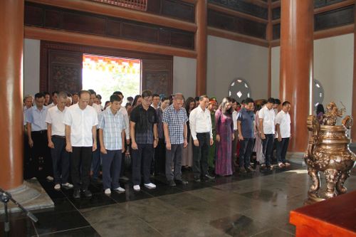Đoàn đại biểu xã Mỹ Đức thành kính trước anh linh Chủ tịch Hồ Chí Minh tại Nhà lưu niệm Bác Hồ. Ảnh: Biên Phạm
