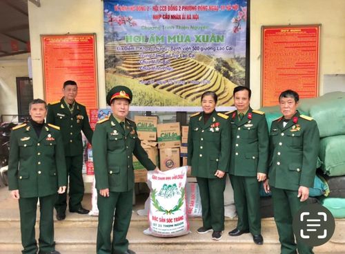 Ông Nguyễn Như Bích cùng các hội viên Chi hội cựu chiến binh và tổ dân phố Đống 2. Ảnh: NVCC