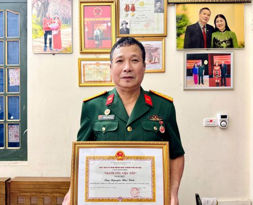 Cựu chiến binh Nguyễn Như Bích vinh dự được UBND thành phố Hà Nội trao tặng danh hiệu "Người tốt, việc tốt" năm 2025. Ảnh: Hồng Nhung