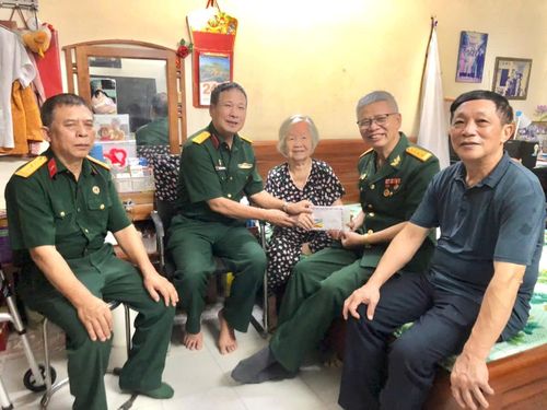 Ông Nguyễn Như Bích cùng các cựu chiến binh thăm, tặng quà người có công, gia đình chính sách nhân dịp 27-7. Ảnh: Hồng Nhung