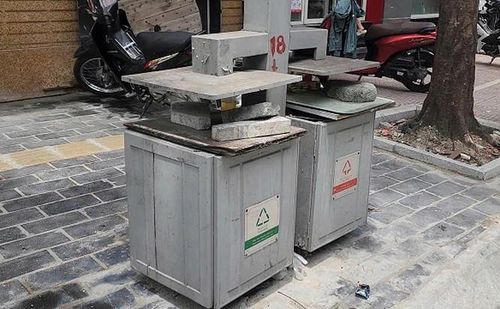 Để hạn chế việc bỏ rác sinh hoạt vào thung rác, một số người dân đã chặn thùng rác bằng gạch. Ảnh ST