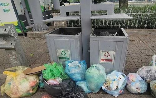 Nhưng thực tế thùng rác công cộng lại trở thành điểm xả rác thải sinh hoạt của người dân, gây mất mỹ quan đô thị. Ảnh ST