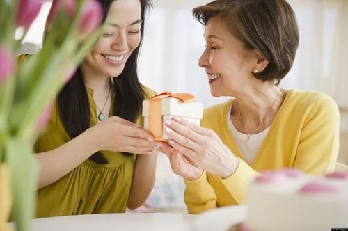 Món quà tặng cho cha mẹ ngày lễ Vu lan không chỉ đơn thuần là vật chất mà còn mang theo thông điệp yêu thương, sự quan tâm và tri ân.