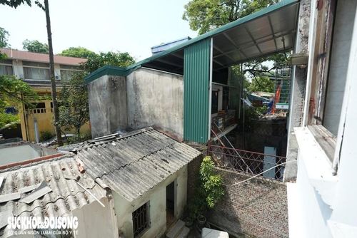 Hiện, nhiều hộ gia đình kinh doanh dán thông báo chuyển địa điểm mới sau khi hoàn thành việc thu hồi đất.