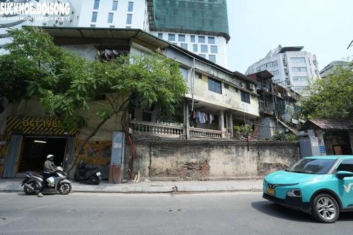 Vướng mắc lớn nhất hiện nay liên quan đến nhà tập thể P16A. Có khoảng 59m2 diện tích nhà tập thể liên quan đến 3 trường hợp bị thu hồi để thực hiện dự án ga ngầm C6. Đáng nói, việc thu hồi phần diện tích này được cho là sẽ ảnh hưởng đến kết cấu chung của tòa nhà với 29 trường hợp đang ăn ở, sinh sống.
