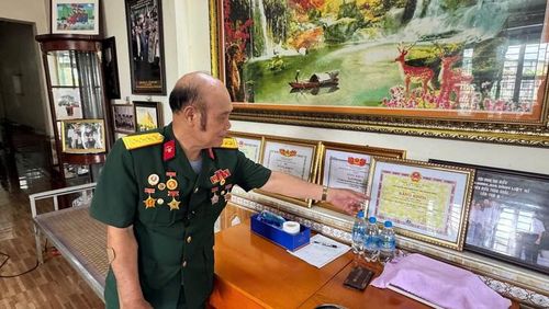 Những bằng khen, phần thưởng ghi nhận đóng góp của ông trong chiến đấu và hành trình tìm kiếm, quy tập hài cốt đồng đội. Ảnh: Tiến Sinh