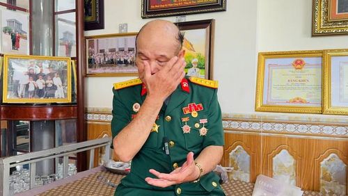 Người thương binh không cầm được nước mắt mỗi lần nhắc về những đồng đội cũ của ông. Ảnh: Tiến Sinh