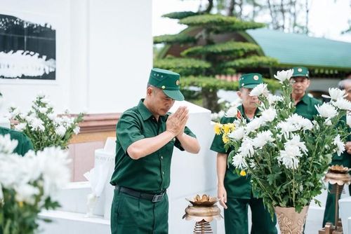 Về trước phần mộ 10 Nữ Thanh niên xung phong, người dân thể hiện sự xúc động, tấm lòng thành kính tri ân các anh hùng liệt sĩ đã chiến đấu hy sinh vì Tổ quốc, vì Nhân dân.