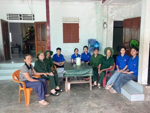 Chương trình còn trở thành dịp để đoàn viên, thanh niên được lắng nghe những câu chuyện lịch sử từ chính những nhân chứng đã đi qua chiến tranh. Ảnh: TĐHT.