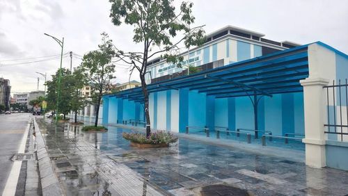 Điểm chờ xe buýt tại Trường THCS Trọng Điểm (phường Hạ Long). Ảnh: Tiến Sinh