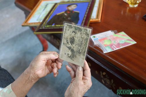 Bức ảnh liệt sĩ Nguyễn Văn Đinh được bà Ngọ gìn giữ suốt hơn nửa thế kỷ.
