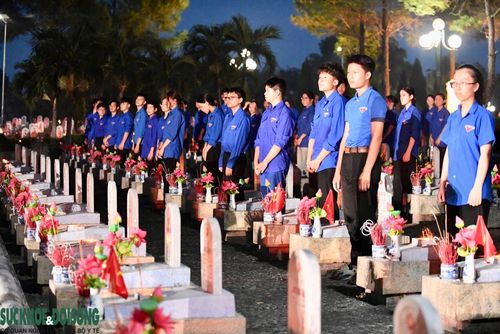Trong khuôn khổ chương trình, các đoàn viên, thanh niên, lực lượng vũ trang cùng nhau thắp nến tri ân toàn bộ các phần mộ tại Nghĩa trang liệt sĩ Quốc gia Đường 9. Giữa không gian linh thiêng, những ngọn nến được thắp lên như lời tri ân, cũng là lời nhắc nhở các thế hệ hôm nay tiếp tục hành trình trả lại đúng tên tuổi và đưa các Anh hùng liệt sĩ về với gia đình và quê hương.