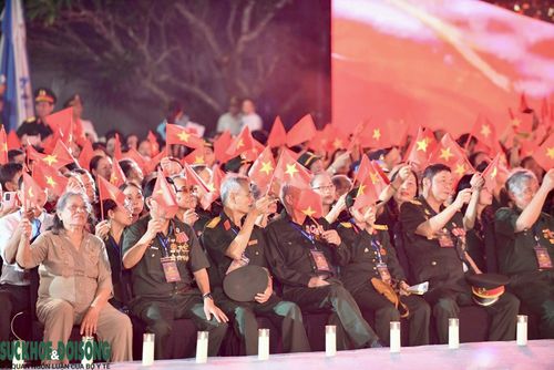 Các tiết mục nghệ thuật xuyên suốt trong chương trình góp phần tạo nên mạch nối cảm xúc, mở ra không gian tri ân. Điểm nhấn của chương trình là sự xuất hiện của các cựu chiến binh, thương, bệnh binh và thân nhân liệt sĩ.