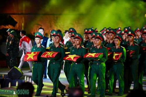 Qua 3 chương “Những người chưa bao giờ khuất”, “Mệnh lệnh trái tim - Chiến dịch 500 ngày đêm” và “Trả lại tên cho các anh”, chương trình đã tạo nên dòng chảy cảm xúc chân thực, kết nối quá khứ với hiện tại bằng âm nhạc, kỷ vật cùng những cuộc gặp gỡ, đoàn tụ sau hàng chục năm ngay trên sân khấu.