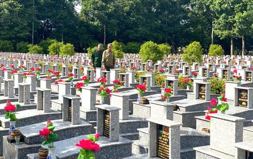 Nghĩa trang Ngã Bảy, TP Cần Thơ một ngày tháng 7. Ảnh: Công an cung cấp