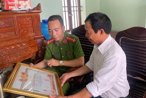 Gia đình liệt sĩ Đặng Công Nễ đón nhận tin vui tìm được hài cốt liệt sĩ nhờ ADN. Ảnh: Công an cung cấp