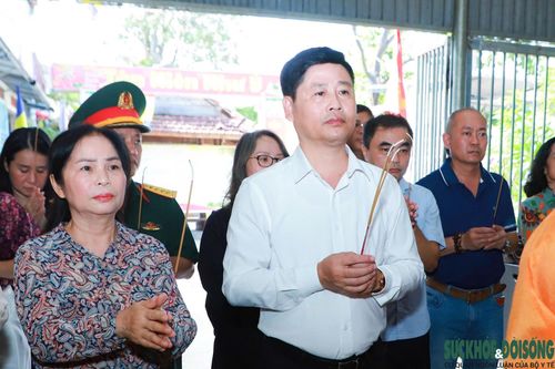 Trong không khí trang nghiêm, các đại biểu dành phút mặc niệm, bày tỏ lòng tri ân đối với những Nhà báo cách mạng đã hy sinh vì độc lập, tự do của dân tộc.