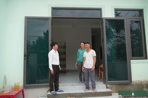 Ngôi nhà mới giúp gia đình chị Phan Thị Ngọc yên tâm ổn định cuộc sống sau nhiều năm sống trong căn nhà xuống cấp, dột nát.
