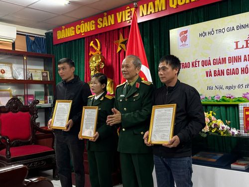 Bà Nguyễn Thị Miến cùng các thân nhân khác nhận kết quả giám định ADN hài cốt liệt sĩ.
