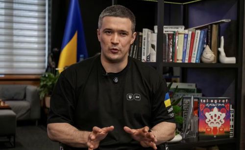 Việc thay đổi nhân sự diễn ra sau khi Tổng thống Zelensky miễn nhiệm Bộ trưởng Quốc phòng Mykhailo Fedorov, động thái làm bùng phát các cuộc biểu tình và bộc lộ những khác biệt trong giới lãnh đạo Ukraine về cách điều hành chiến sự.