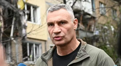 Thị trưởng Kiev Vitali Klitschko cho biết mảnh vỡ tên lửa đã gây hỏa hoạn tại ít nhất 3 quận nội thành. Một vụ cháy xảy ra ở tầng 7 và tầng 8 của một tòa chung cư cao tầng tại trung tâm thành phố. Đến nay chưa có thông tin về thương vong.