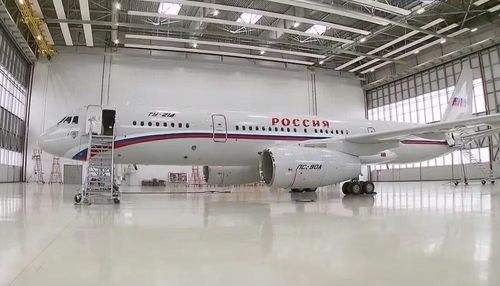 Họ tin rằng việc thay đổi đội ngũ quản lý là chìa khóa để tạo động lực mới cho dự án, người lãnh đạo mới không chỉ cần có kinh nghiệm thiết kế mà còn phải sở hữu chuyên môn trong việc tổ chức sản xuất, làm việc với đối tác, các hãng hàng không và nhà cung cấp.