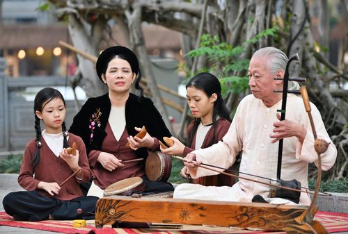 NSND Xuân Hoạch cùng Nghệ nhân Tạ Hạnh truyền những làn điệu xẩm dạy cho thế hệ trẻ.