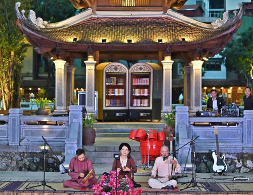 Các chương trình biểu diễn hát xẩm tại Hồ Văn (Văn Miếu – Quốc Tử Giám) diễn ra thường xuyên đem đến cho công chúng và du khách những trải nghiệm thú vị về loại hình nghệ thuật thống này.
