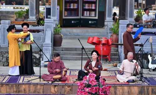 NSND Xuân Hoạch cùng các nghệ sĩ biểu diễn tại không gian mở Hồ Văn.