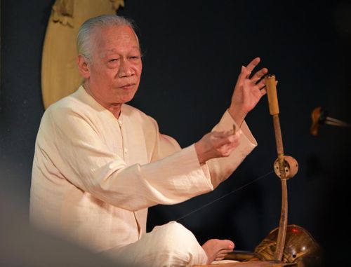 Hành trình của NSND Xuân Hoạch không phải là câu chuyện của hào quang, mà là câu chuyện của sự kiên trì và niềm tin. Trong dòng chảy gấp gáp của đời sống hiện đại, những con người như ông chính là điểm tựa âm thầm để xẩm, ca trù và nghệ thuật truyền thống Việt Nam không bị đứt gãy, tiếp tục hiện diện một cách chậm rãi nhưng vững vàng trong đời sống hôm nay.