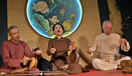 Thời gian gần đây, điểm hẹn văn hóa CADAO Collective bên Tây Hồ, trở thành không gian sáng tạo, nơi nghệ thuật hát xẩm được Câu lạc bộ Nghệ thuật hát Xẩm Hà Nội giới thiệu theo cách gần gũi, tạo sức hút với công chúng trẻ.