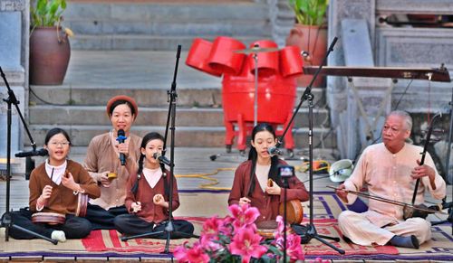 Mỗi buổi biểu diễn không chỉ là hoạt động nghệ thuật mà còn là dịp để công chúng tìm hiểu lịch sử, giá trị và sức sống bền bỉ của nghệ thuật hát xẩm.
