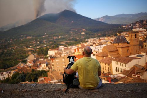  Đám cháy rừng trên núi ở Onda, Tây Ban Nha, ngày 27/7. Ảnh: Reuters. 