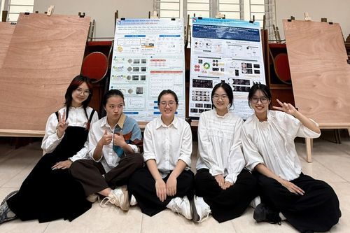 Thảo Trâm cùng bạn học giành giải nhì nghiên cứu khoa học cấp trường. Ảnh: NVCC.