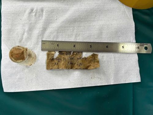  Lọ penicillin tại một phần mộ ở Nghĩa trang liệt sĩ Vĩnh Hưng - Tân Hưng (tỉnh Tây Ninh). Ảnh: UBND xã Vĩnh Hưng/Báo Tiền Phong. 