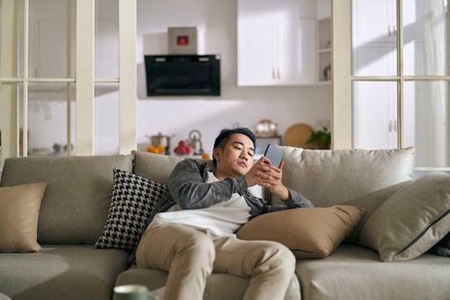 Ngồi quá lâu, lười vận động trong thời gian dài sẽ làm tăng nguy cơ ung thư đại trực tràng. Ảnh: Shutterstock.
