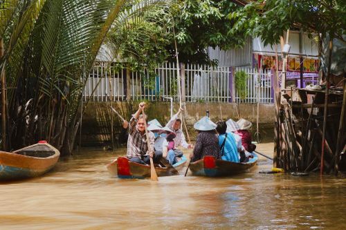  Hoạt động chèo xuồng ba lá trên rạch Bà Ngoạn. Ảnh: Trúc Hồ. 