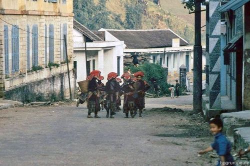  Tuy nhiên chỉ một năm sau, Sa Pa đã đổi thay nhanh chóng. Từ năm 1993, du khách có thể đến thị trấn mà không cần giấy phép riêng, những đoàn khách đầu tiên bắt đầu xuất hiện, kéo theo những chuyển biến rõ rệt của điểm đến vùng cao này. 