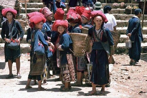  Theo Grumpe, phụ nữ Dao Đỏ đặc biệt e dè trước máy ảnh. Mỗi khi ông giơ máy lên, họ lập tức quay mặt, che mặt hoặc bỏ đi. 