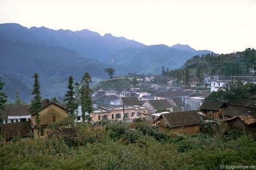  Ông nhớ hướng dẫn viên phải mất 2 tiếng làm việc với cơ quan chức năng chỉ vì số hộ chiếu trên giấy phép đi lại bị ghi sai. Trong những ngày ở Sa Pa, Grumpe lưu trú tại một biệt thự cũ do người Pháp xây dựng, được cải tạo thành nhà nghỉ. Từ ban công, ông thu vào tầm mắt toàn cảnh Sa Pa và núi rừng trùng điệp phía xa. 