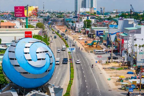  Theo ghi nhận của Tri Thức - Znews vào thời điểm đầu tháng 6, các nhà thầu tăng tốc thi công dự án nâng cấp, mở rộng khoảng 15 km Quốc lộ 13 qua địa bàn tỉnh từ 6 lên 8 làn xe. Ảnh: Quỳnh Danh. 