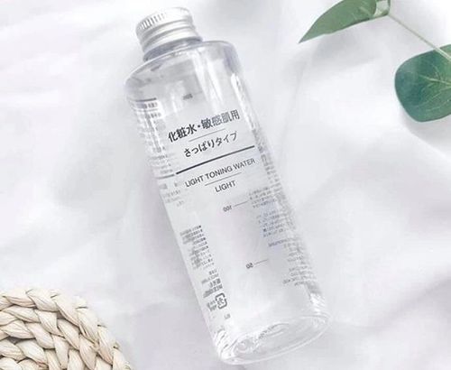  Nước hoa hồng Muji Light Toning Water High Moisture cũng nằm trong danh sách các sản phẩm bị thu hồi số tiếp nhận Phiếu công bố sản phẩm mỹ phẩm. 