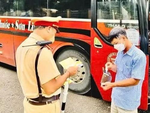Tổ công tác kiểm tra giấy tờ tài xế ôtô khách.